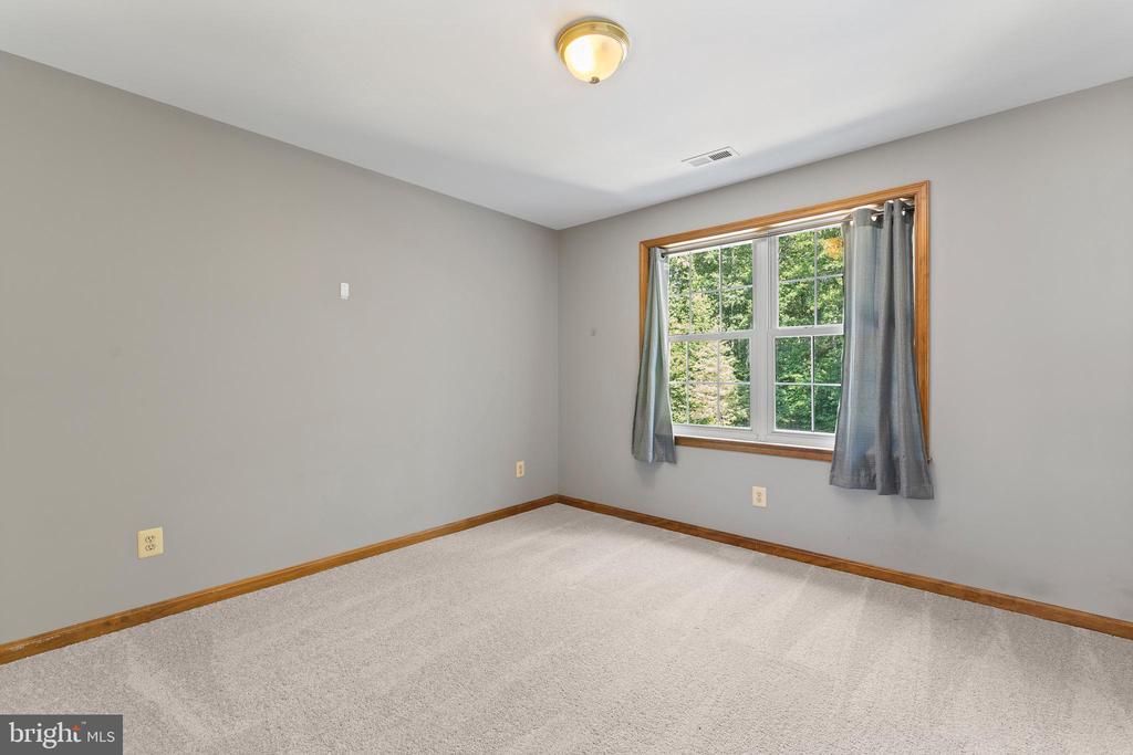 42 AMSONIA COURT