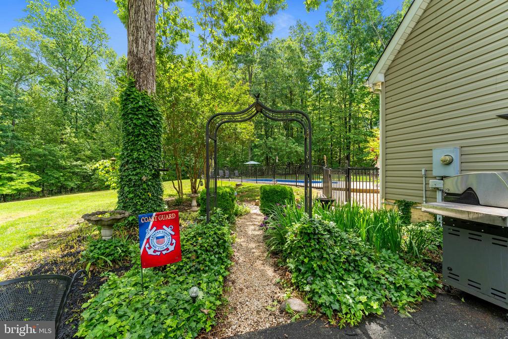 42 AMSONIA COURT