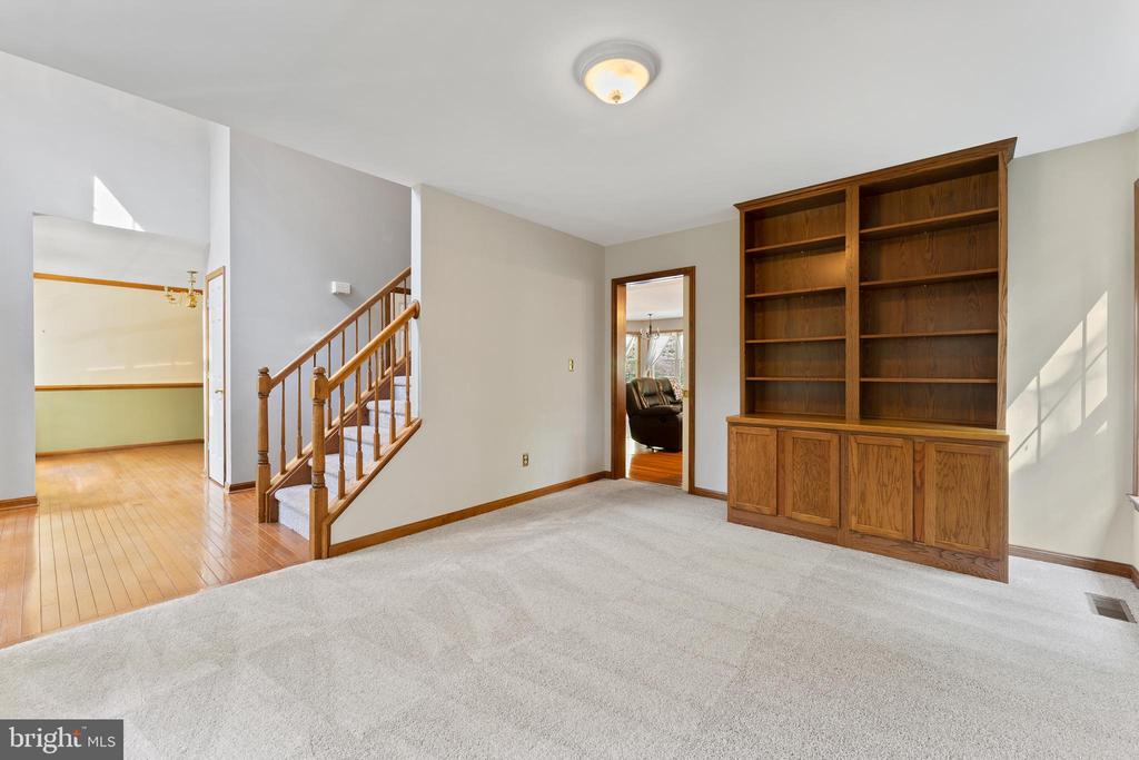 42 AMSONIA COURT