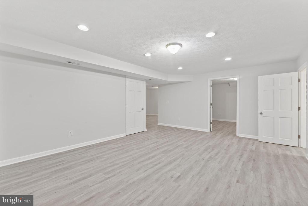 42 AMSONIA COURT