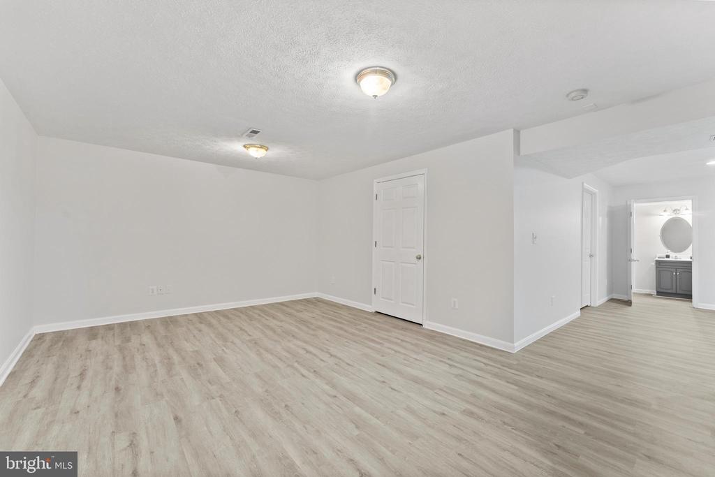 42 AMSONIA COURT