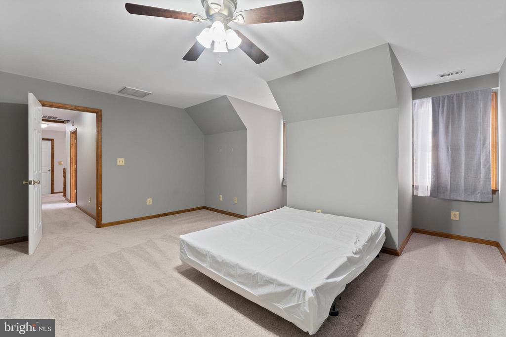 42 AMSONIA COURT