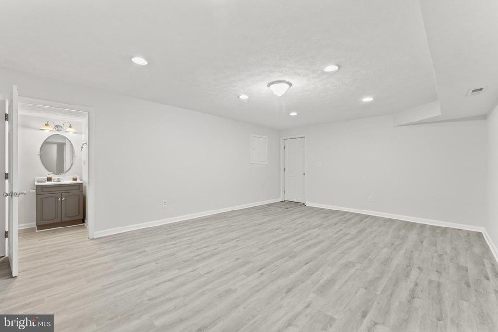 42 AMSONIA COURT