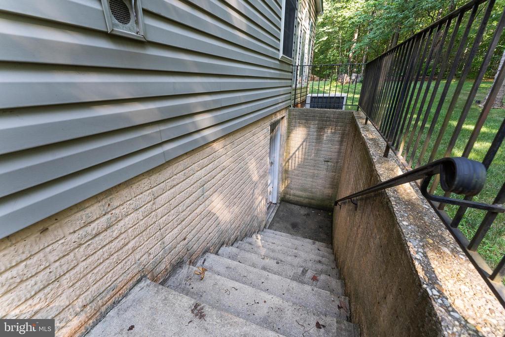 42 AMSONIA COURT