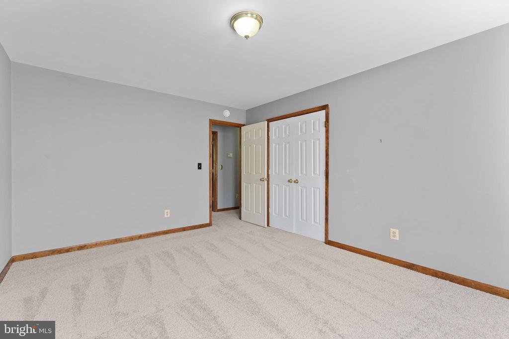 42 AMSONIA COURT