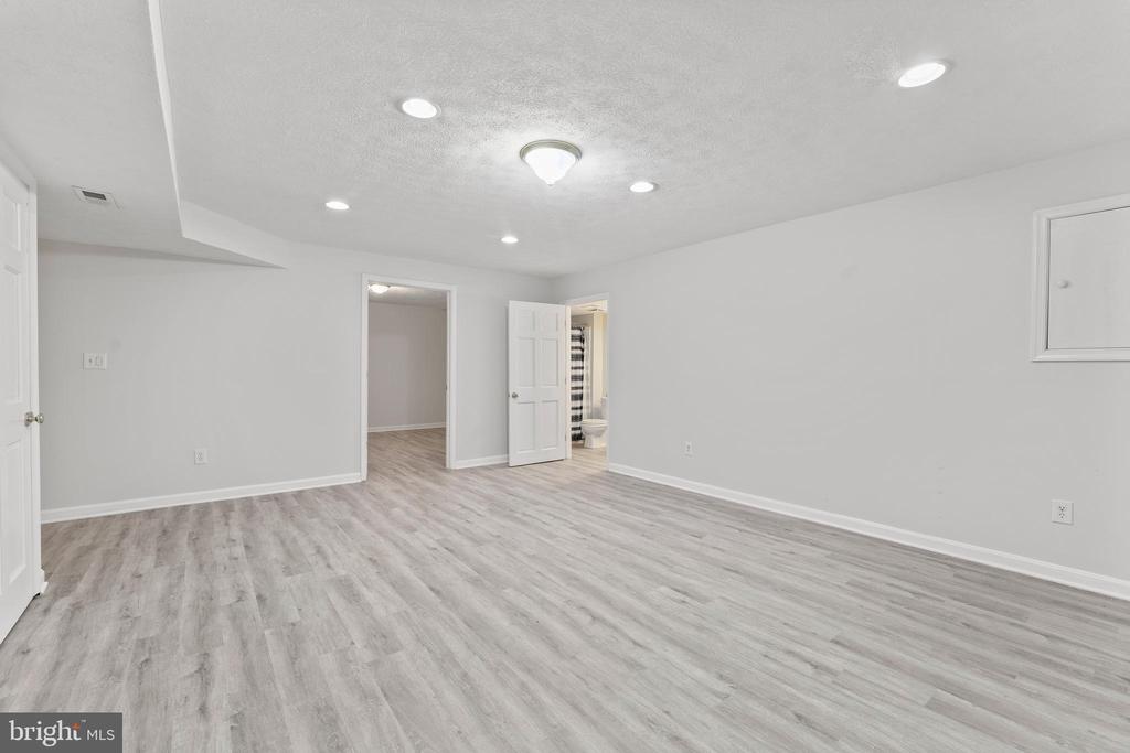 42 AMSONIA COURT