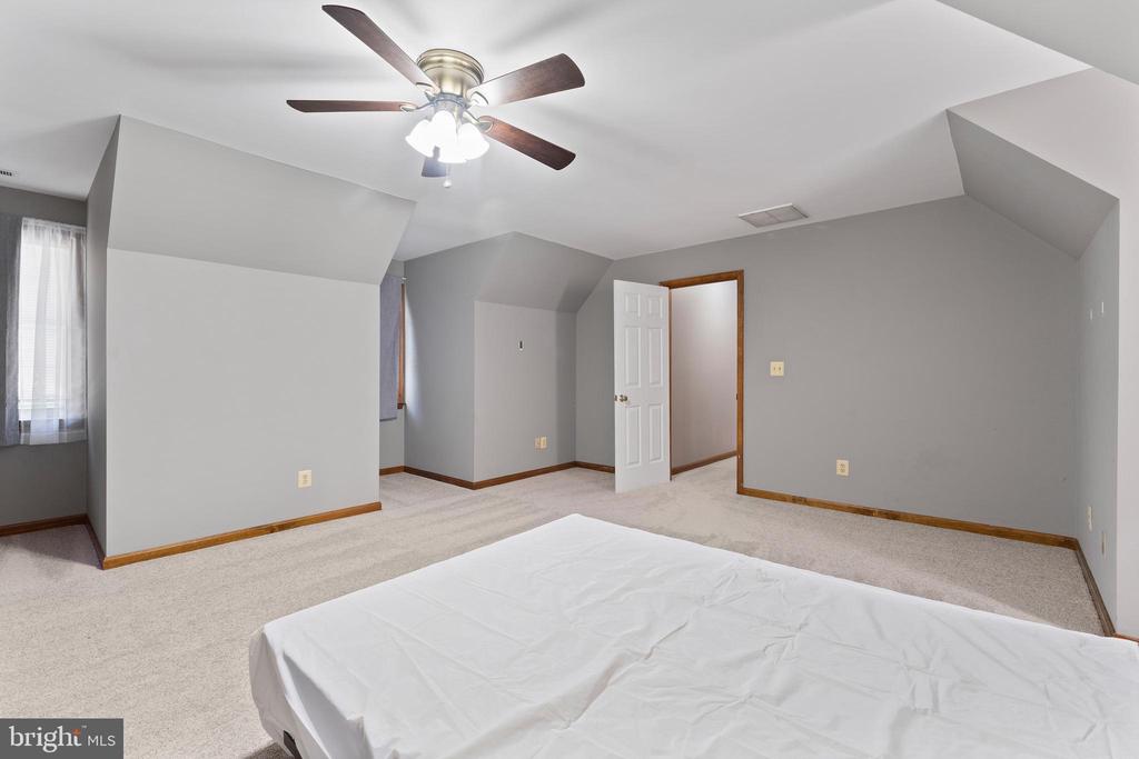 42 AMSONIA COURT