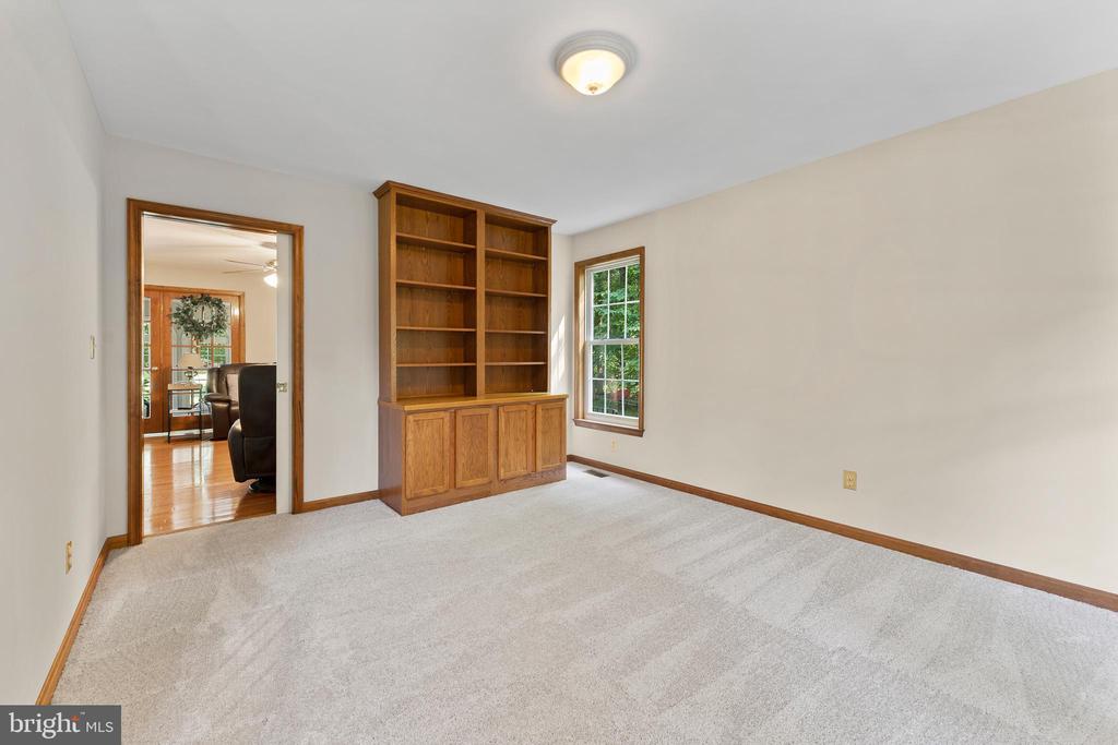 42 AMSONIA COURT