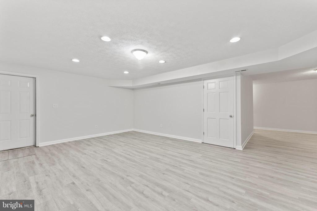 42 AMSONIA COURT