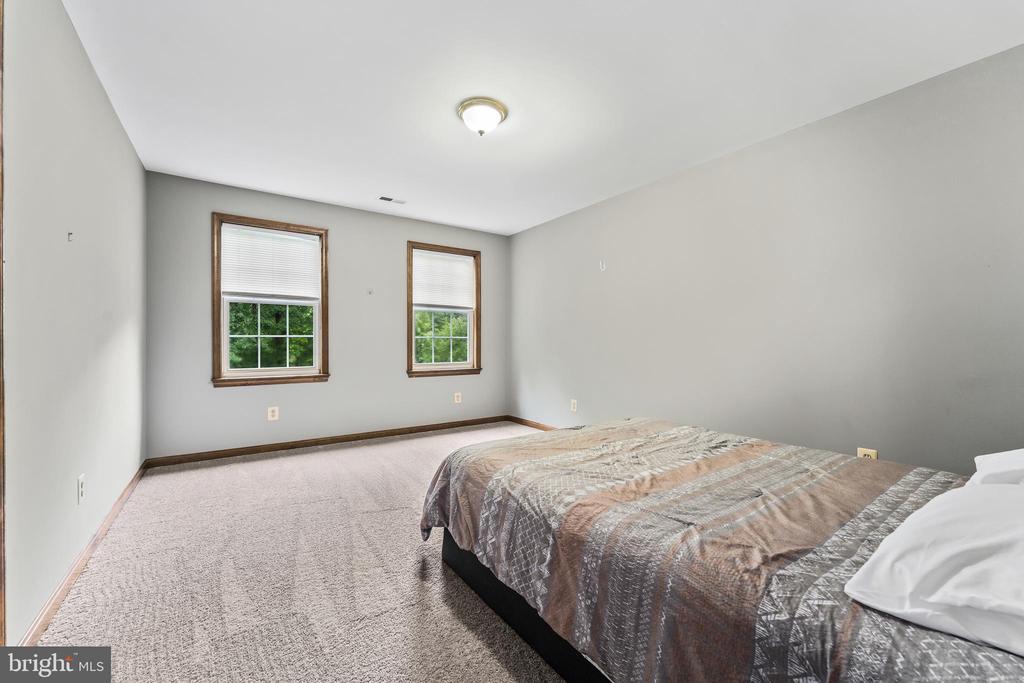 42 AMSONIA COURT