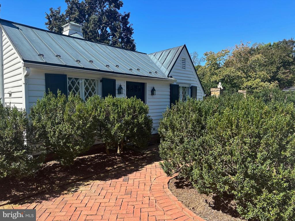 11 CHATHAM HEIGHTS ROAD