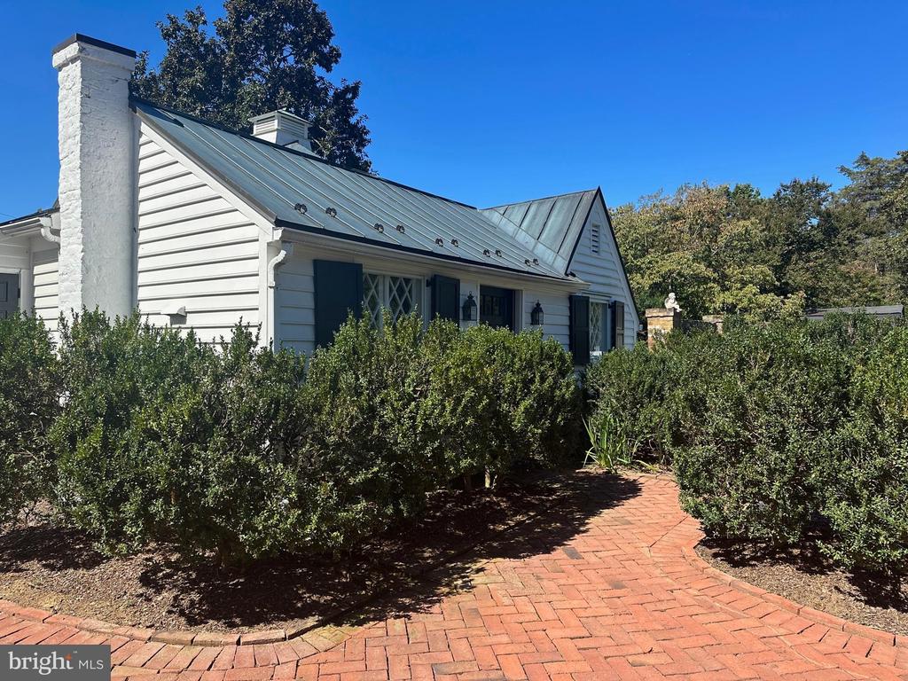 11 CHATHAM HEIGHTS ROAD