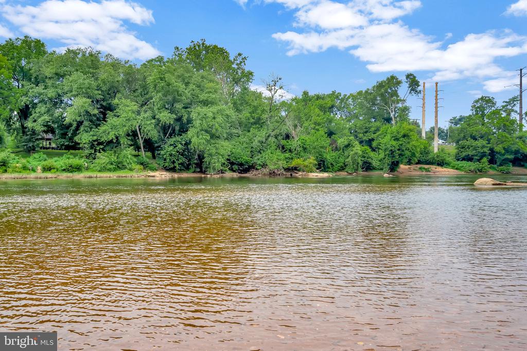 8 OAK CREST COURT