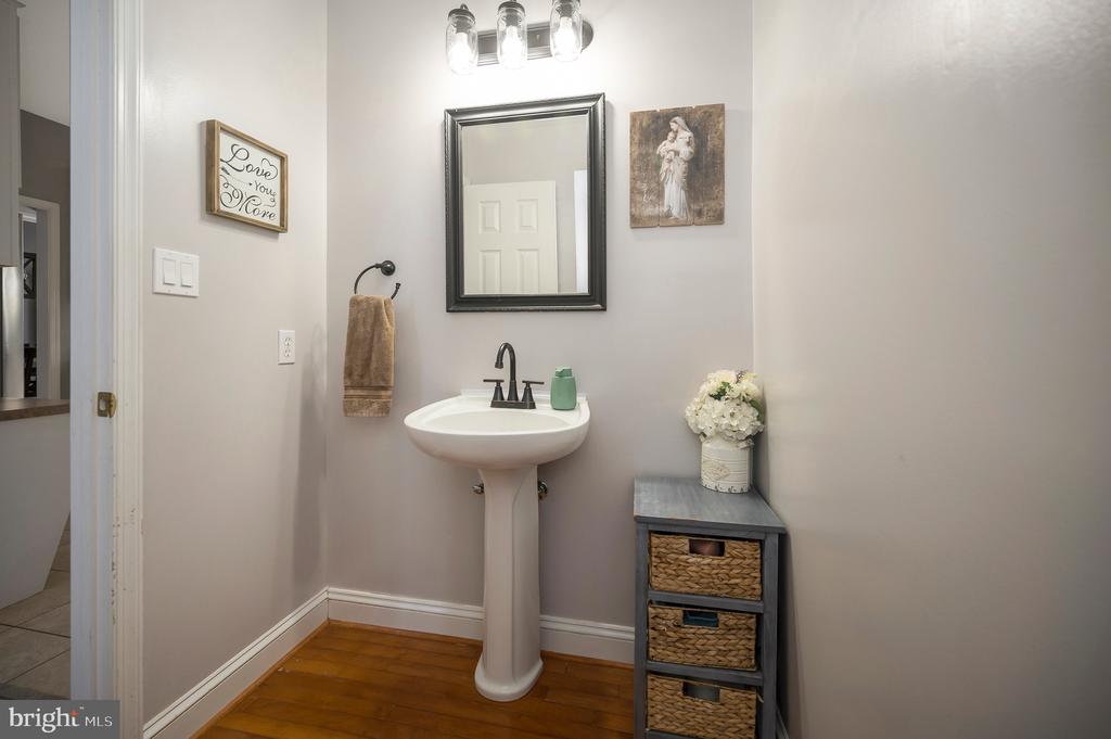 8 OAK CREST COURT