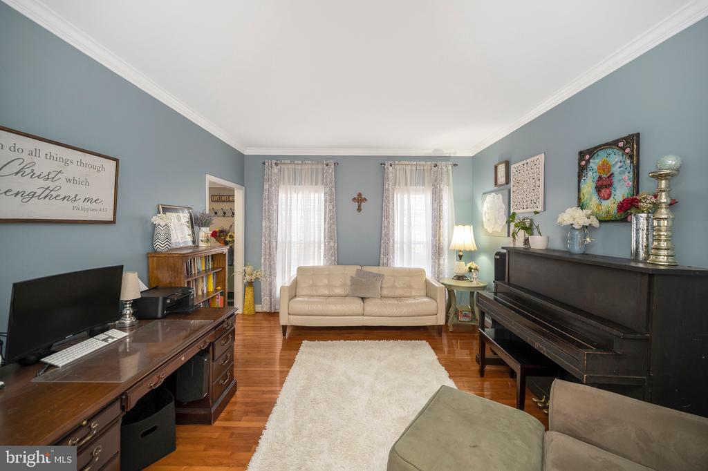 8 OAK CREST COURT
