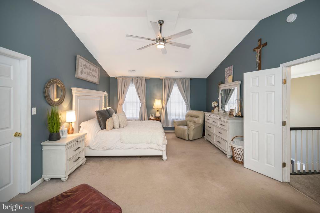 8 OAK CREST COURT