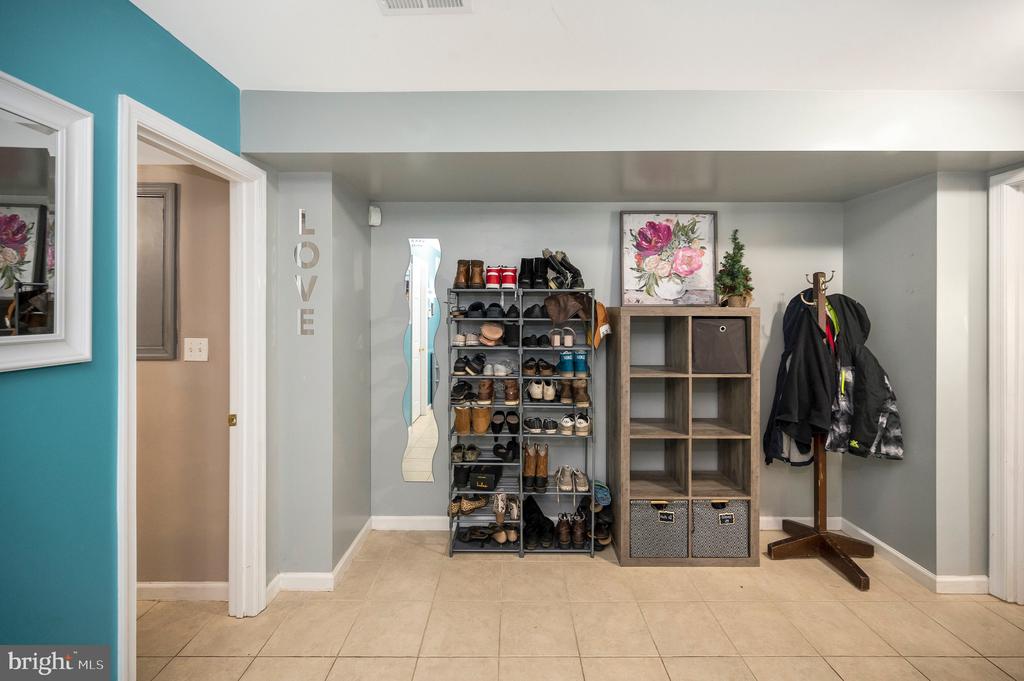 8 OAK CREST COURT