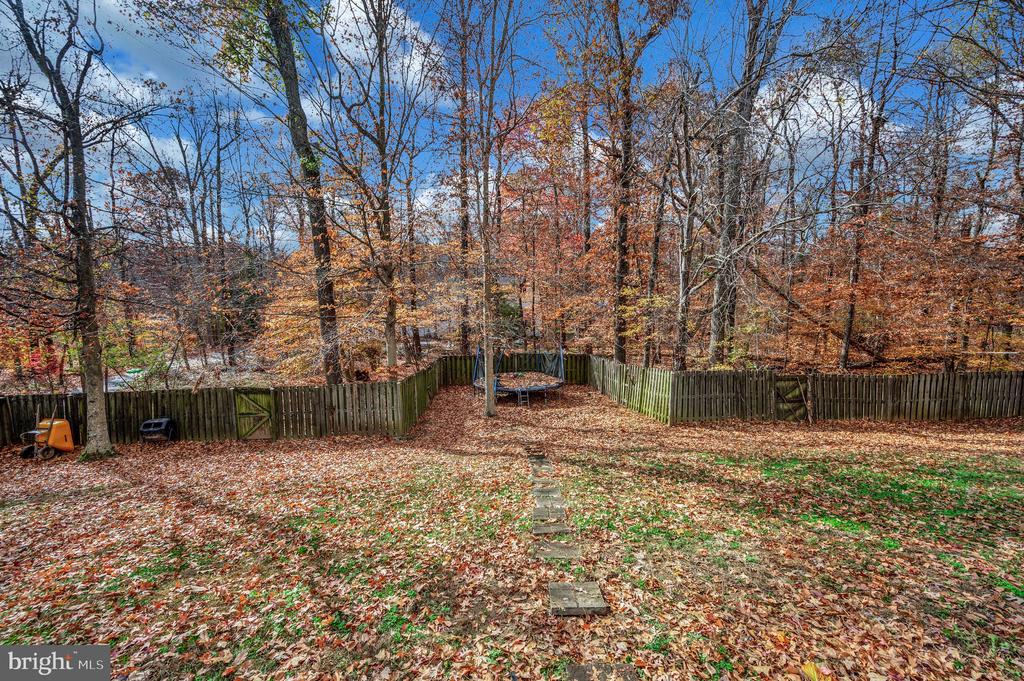 8 OAK CREST COURT