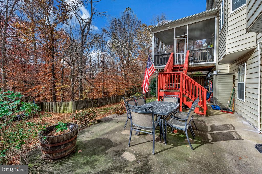 8 OAK CREST COURT
