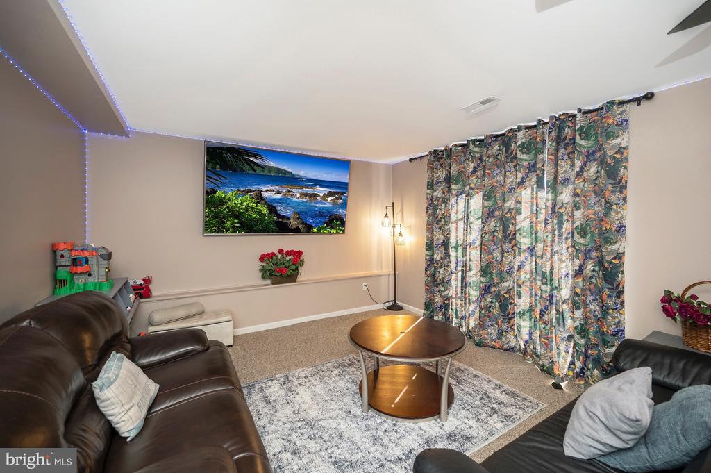 8 OAK CREST COURT