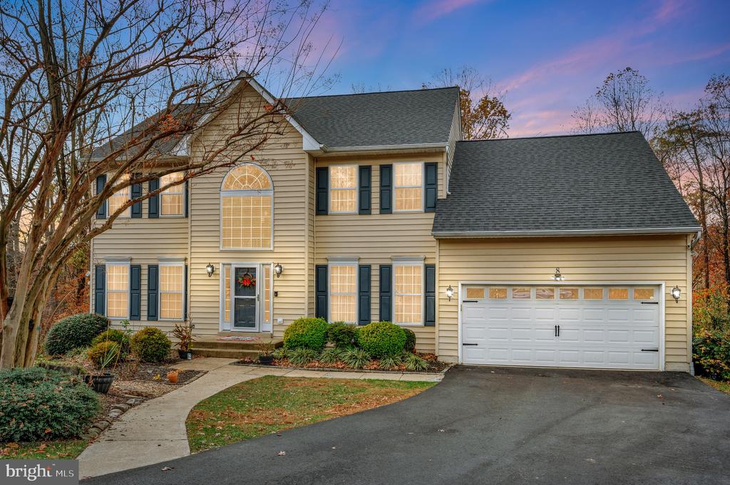 8 OAK CREST COURT