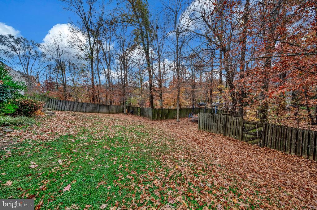 8 OAK CREST COURT