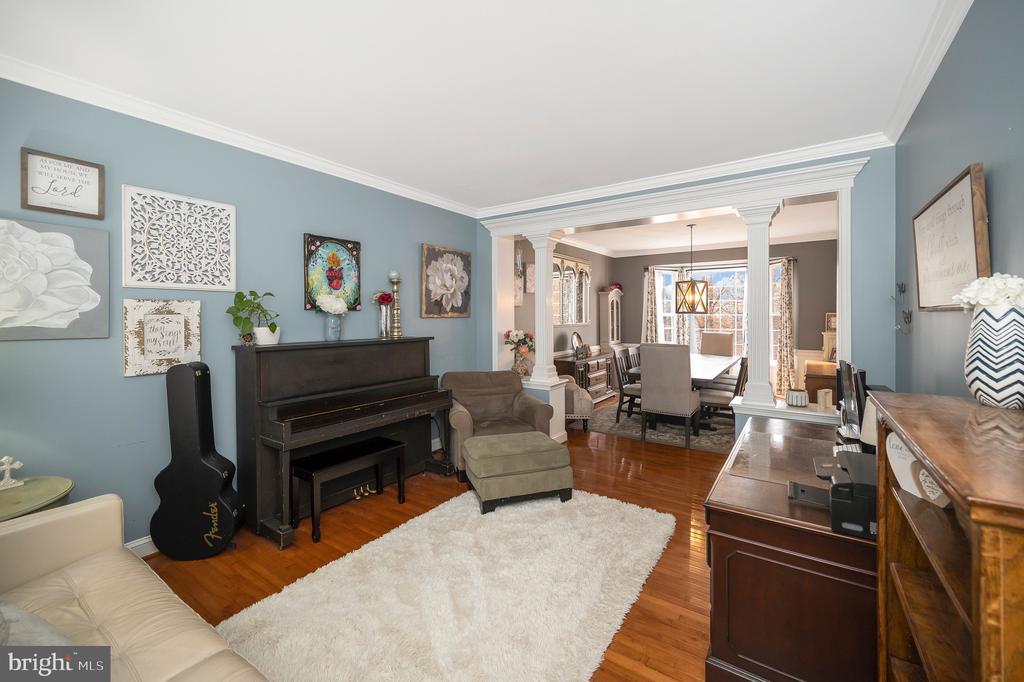 8 OAK CREST COURT