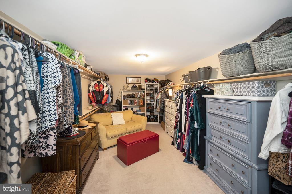 8 OAK CREST COURT