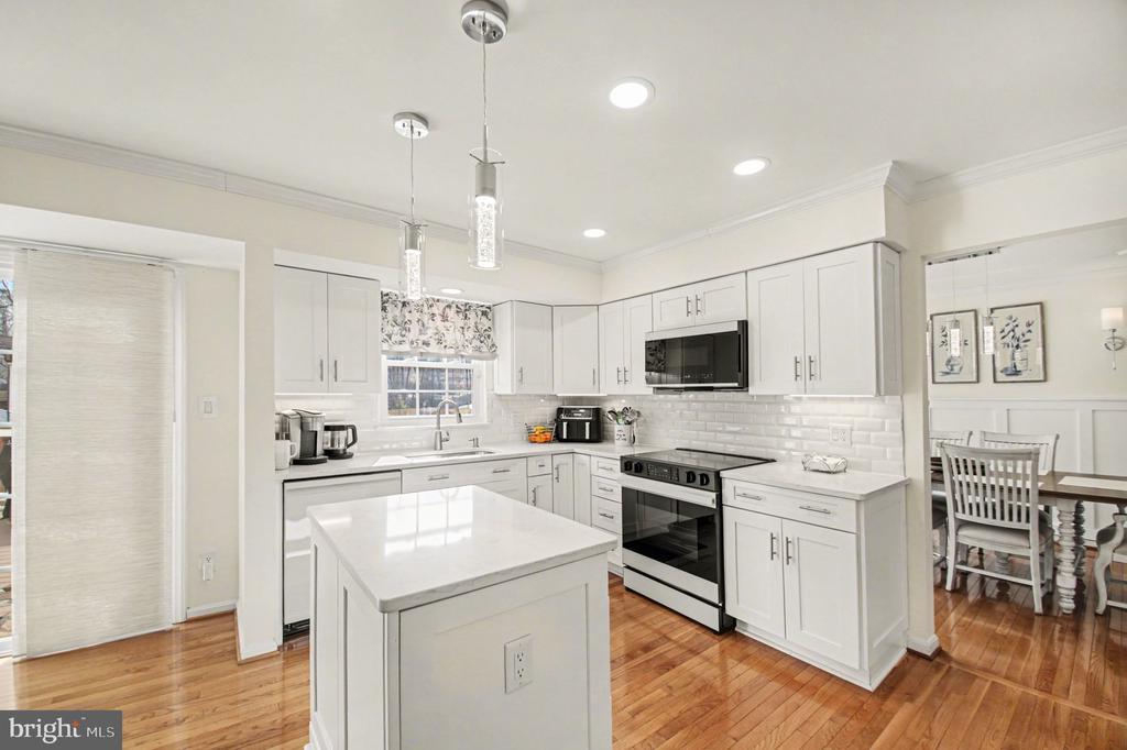 24 WOODS EDGE COURT