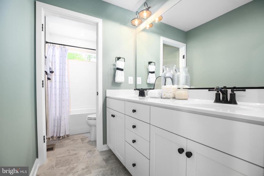 995 AINSLEY LANE