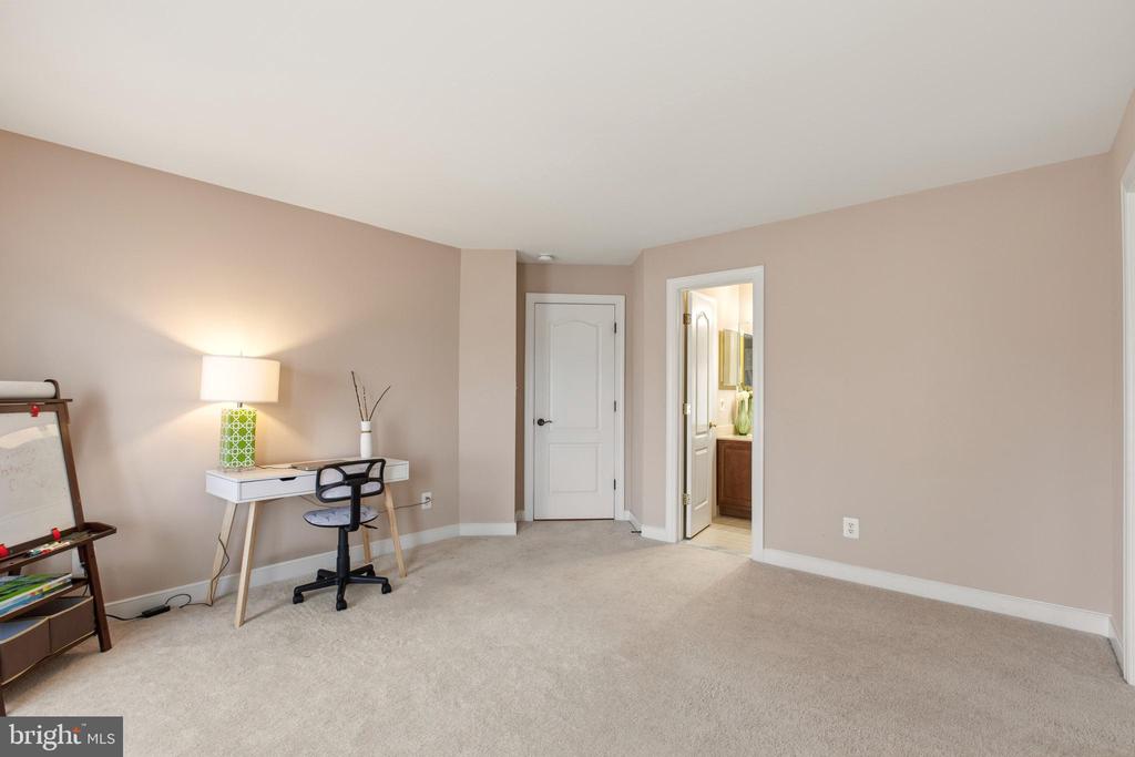 22 HEMMING DRIVE