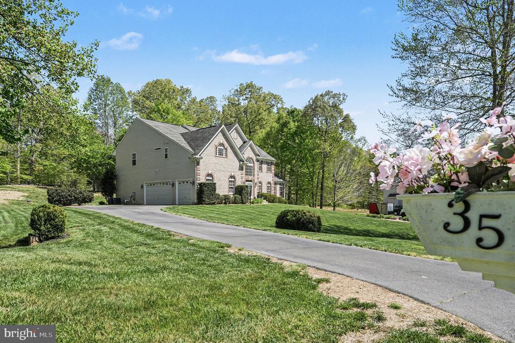 35 MILLS HOLLOW DRIVE