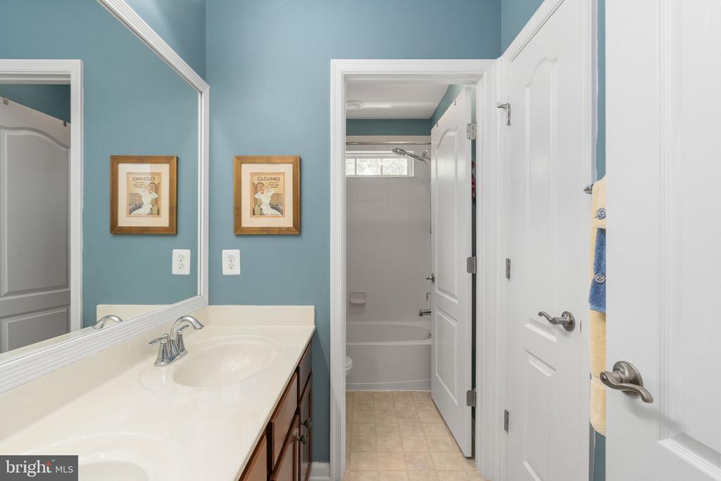 6 SAGEWOOD COURT