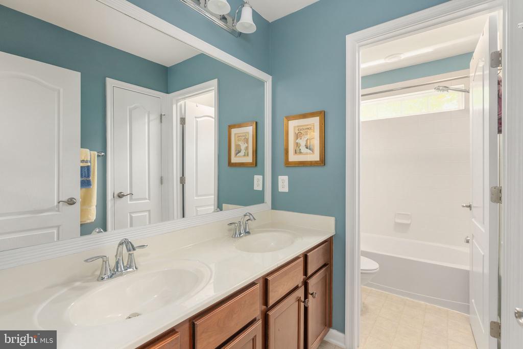 6 SAGEWOOD COURT