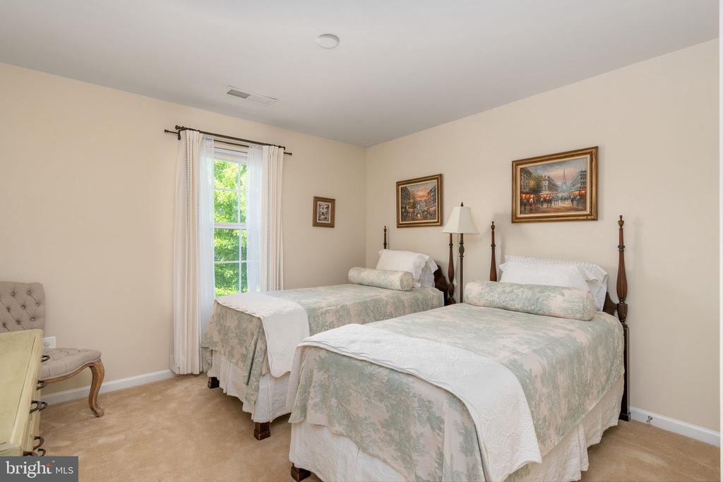 6 SAGEWOOD COURT