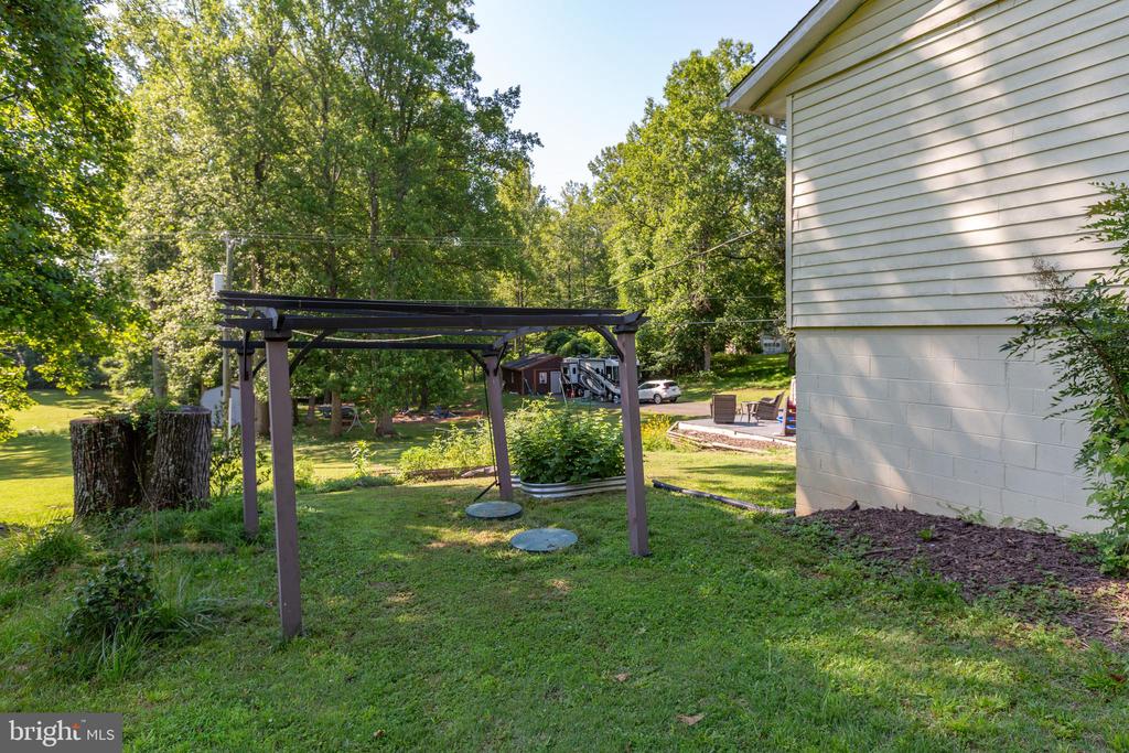 665 HOLLY CORNER RD