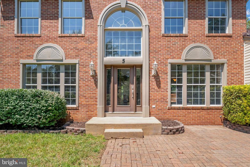 5 TIMBERWOOD COURT