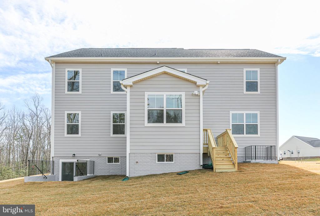 2212 MATTHEW LANE