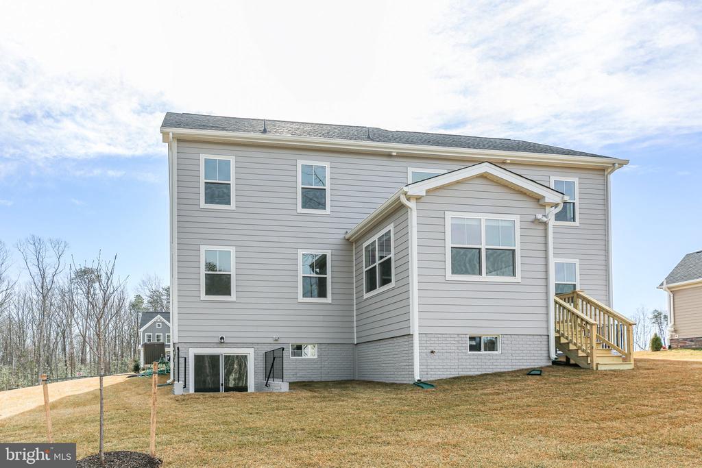 2212 MATTHEW LANE