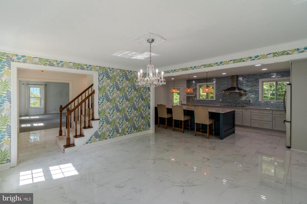 428 INGLESIDE DRIVE