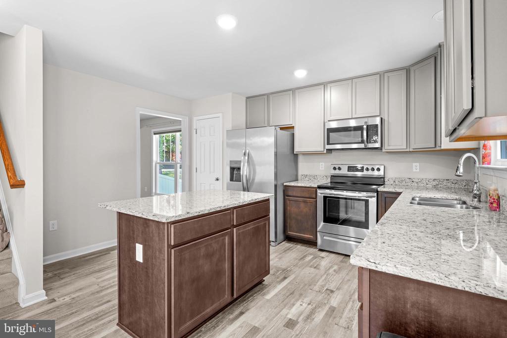121 LAKEVIEW DRIVE