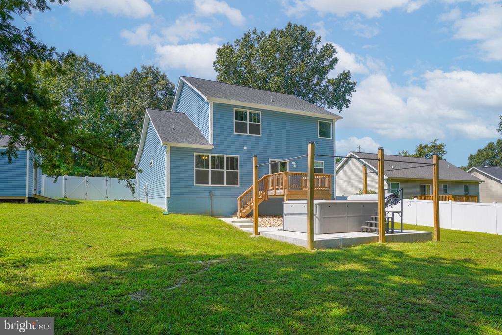 121 LAKEVIEW DRIVE