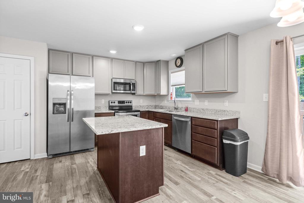 121 LAKEVIEW DRIVE