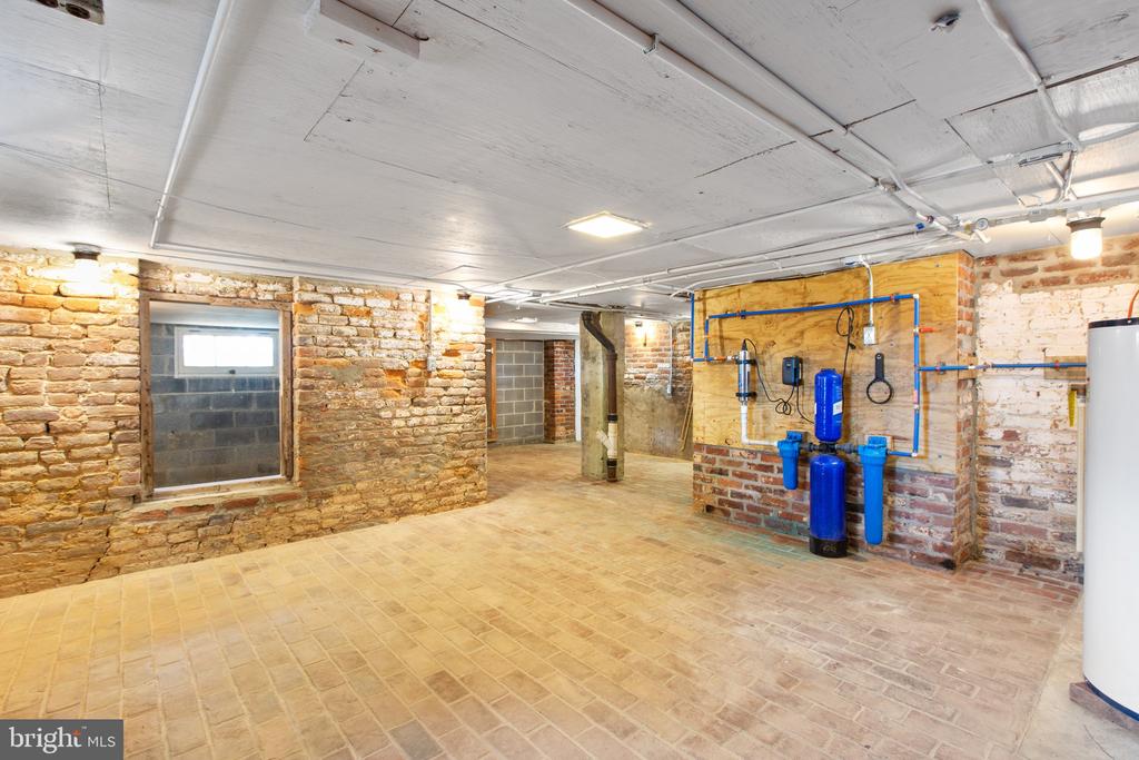 236 LEEDSTOWN ROAD