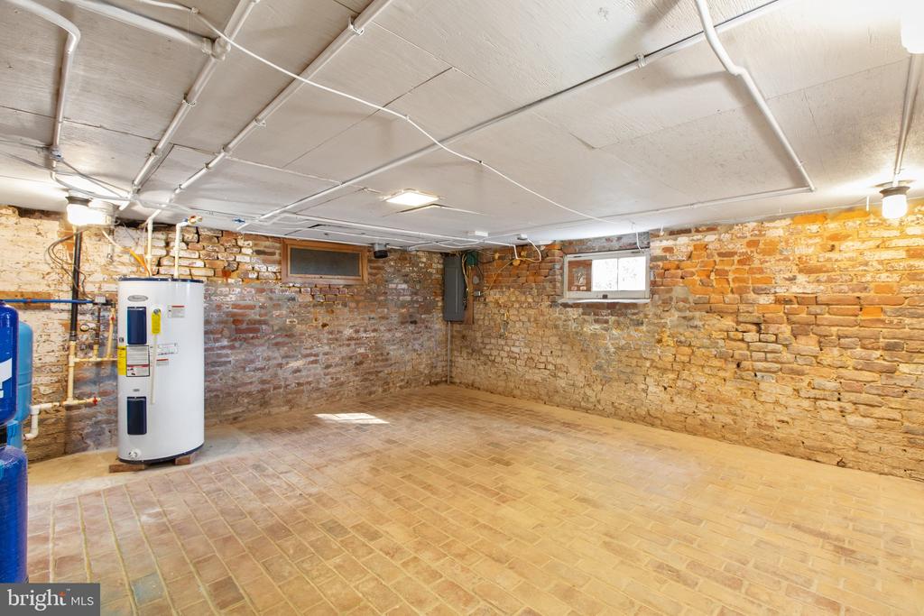 236 LEEDSTOWN ROAD