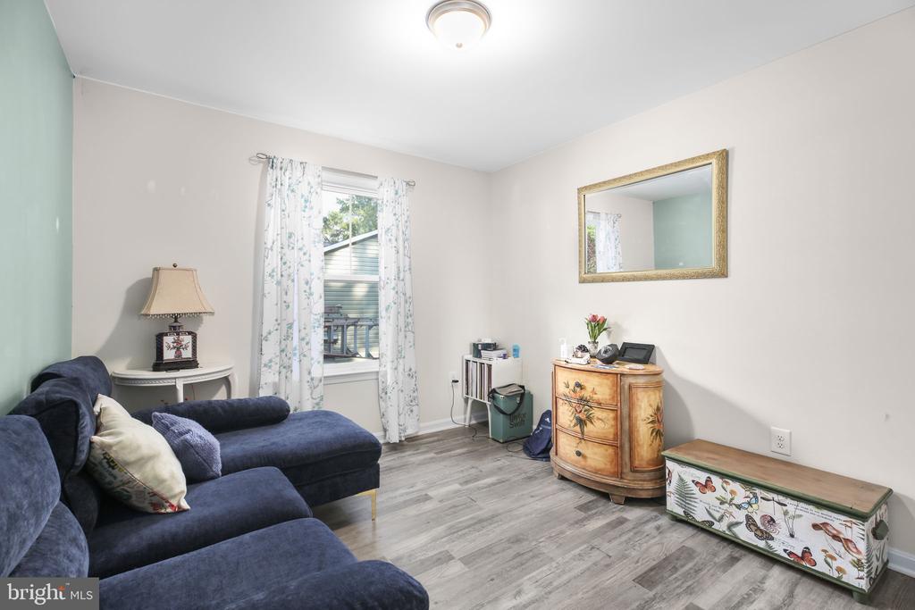 424 LAKEVIEW DRIVE