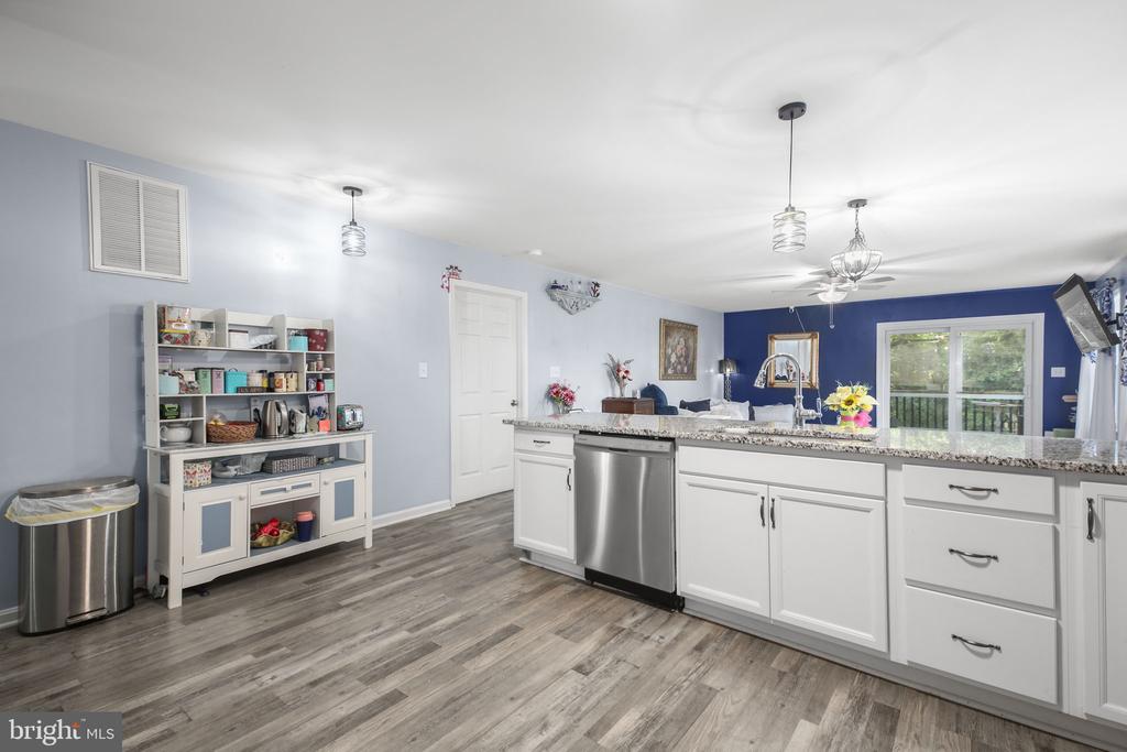 424 LAKEVIEW DRIVE