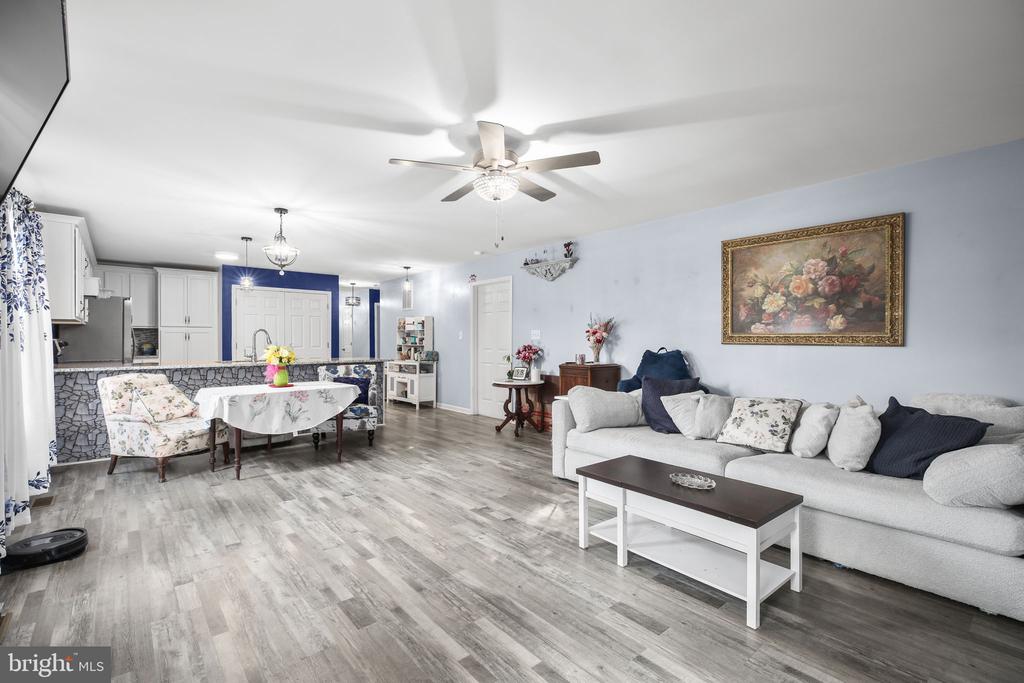424 LAKEVIEW DRIVE