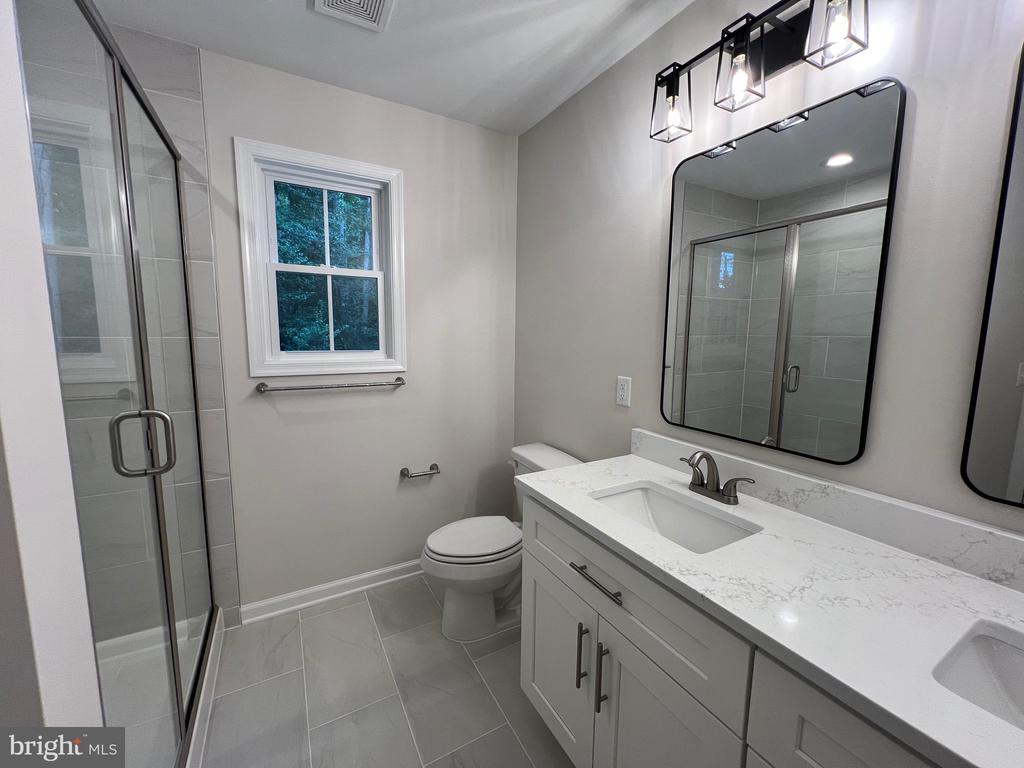633 SHOREWOOD DRIVE