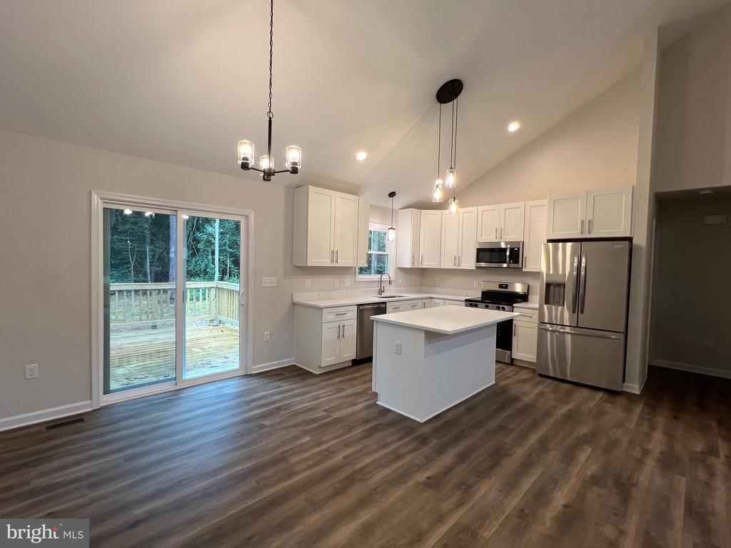633 SHOREWOOD DRIVE